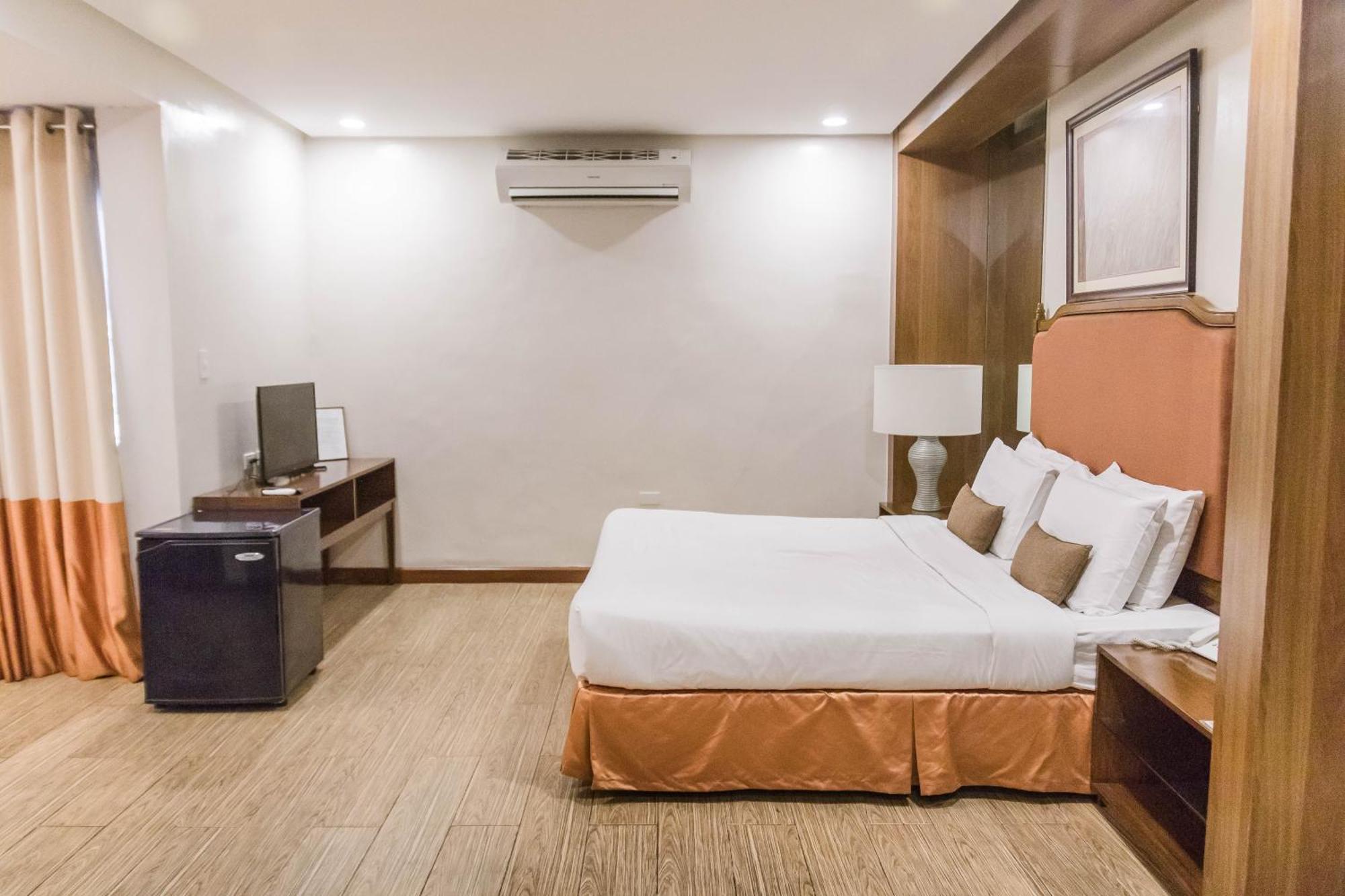 La Fiesta Hotel Iloilo City Buitenkant foto