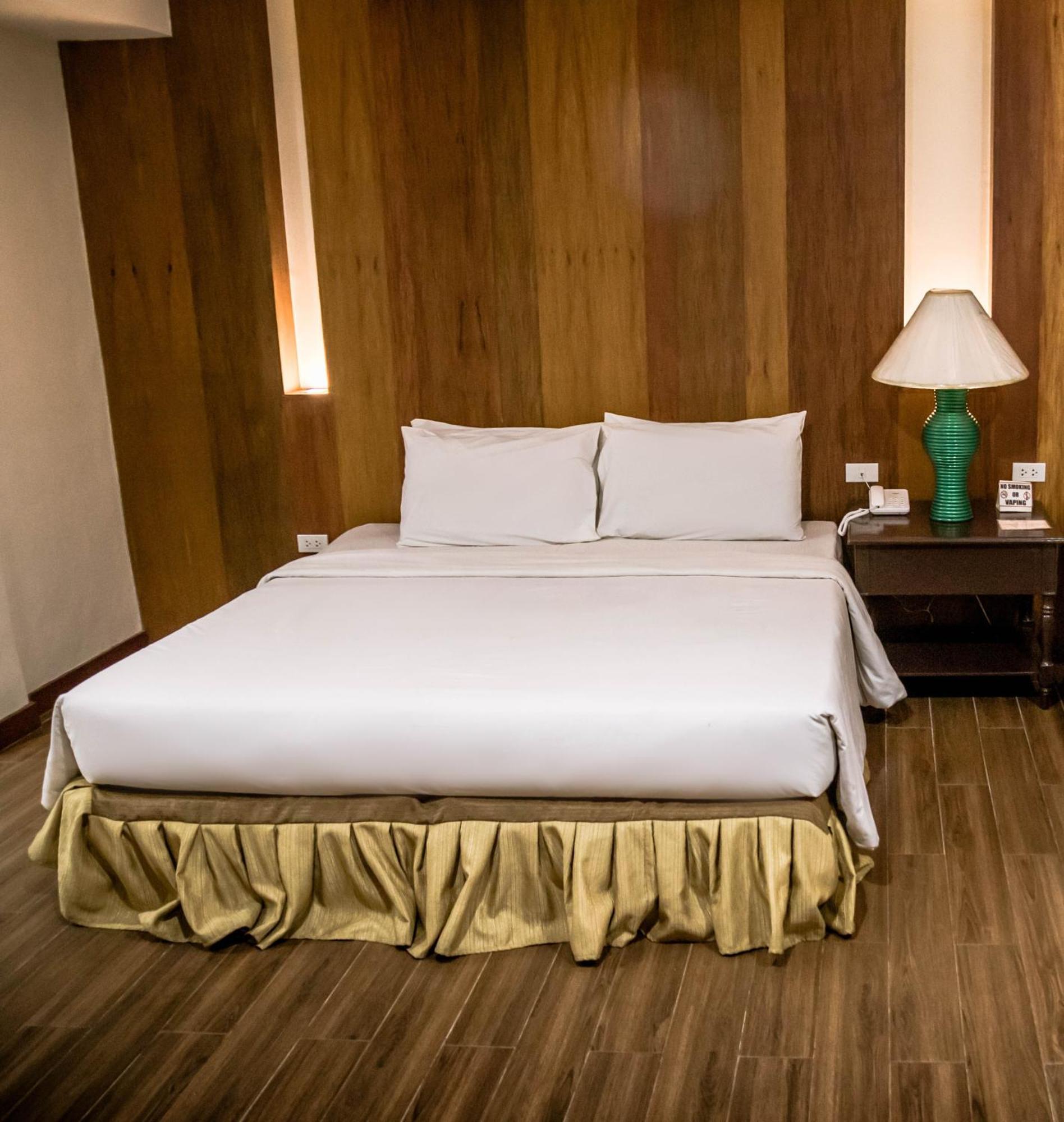 La Fiesta Hotel Iloilo City Buitenkant foto