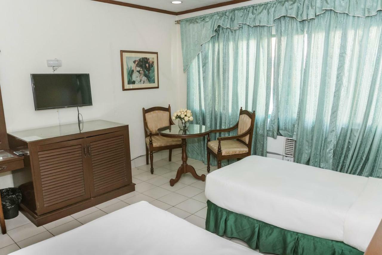 La Fiesta Hotel Iloilo City Buitenkant foto